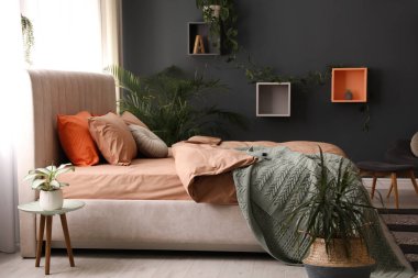 Odasında şık pamuklu çarşaflar olan bir yatak