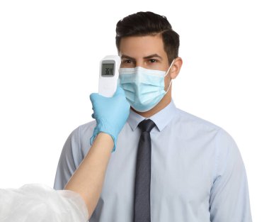 Doktor, beyaz arka planda adamın sıcaklığını ölçüyor, yakın plan. Covid-19 'un yayılmasını engelle