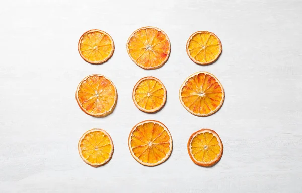 Trockene Orangenscheiben Auf Hellem Tisch Flach Gelegt — Stockfoto
