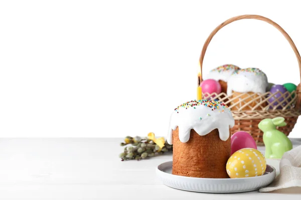 Ciasto Wielkanocne Kolorowe Jajka Białym Stole Miejsce Tekst — Zdjęcie stockowe