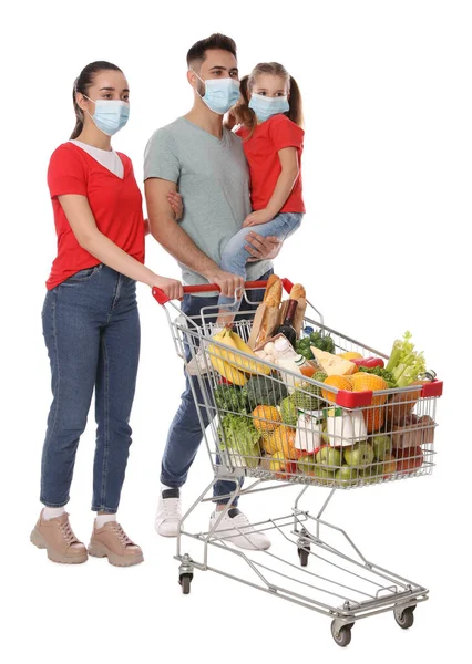 Koruyucu Maskeli Bir Aile Beyaz Arka Planda Yiyecek Dolu Alışveriş — Stok fotoğraf