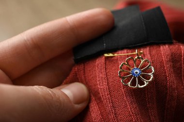 Üzerinde kem göz iğnesi olan kadın, yakın plan.