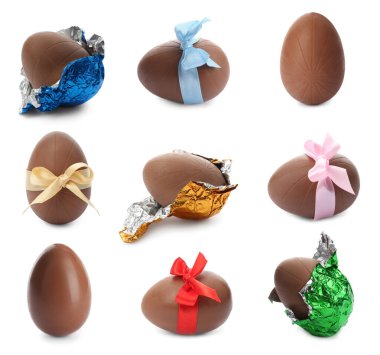 Beyaz arka planda tatlı çikolatalı Paskalya yumurtaları.