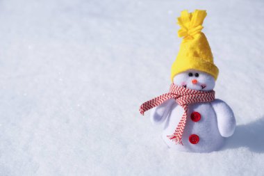 Dışarıda kar üzerinde sevimli küçük bir kardan adam, metin için yer.