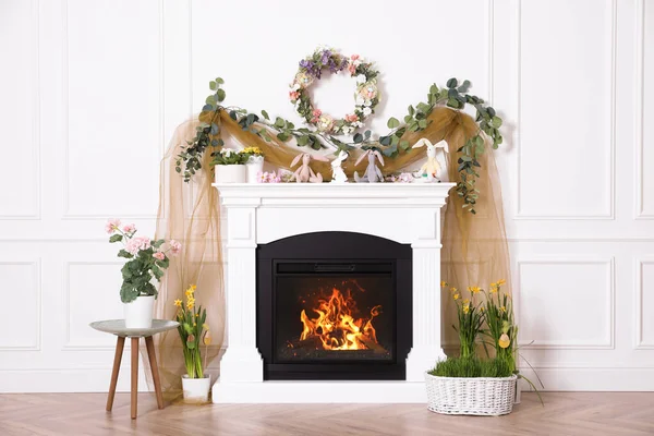 Çiçekli ve tavşanlı güzel Paskalya fotoğraf bölgesi.