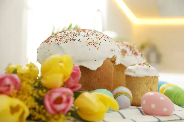 Tradycyjne Ciasta Wielkanocne Kwiaty Farbowane Jajka Stole Zbliżenie — Zdjęcie stockowe
