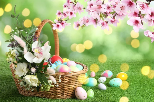 Fonott Kosár Húsvéti Tojásokkal Gyönyörű Virágokkal Szabadban — Stock Fotó