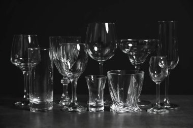 Masanın üzerinde koyu arkaplana karşı çubuk cam eşyalar