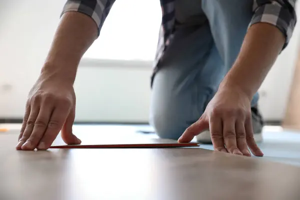 Trabalhador Instalar Piso Madeira Laminado Dentro Casa Close — Fotografia de Stock