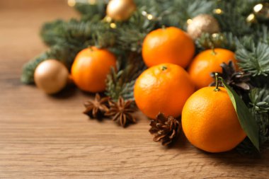 Mandalinalı Noel kompozisyonu ahşap masa, yakın çekim