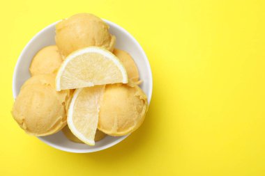Sarı arka planda leziz limonlu dondurma. Metin için boşluk