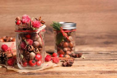 Ahşap masanın üzerinde cam kavanozun içinde Aromatik potpuri. Metin için boşluk