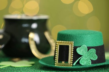 Masada yonca yaprağı olan leprikon şapka bulanık ışıklara karşı, mesaj için yer. Aziz Patrick Günü kutlaması