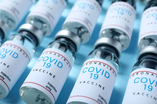 Botol Kaca Dengan Vaksin Covid Dengan Latar Belakang Biru Muda — Stok Foto