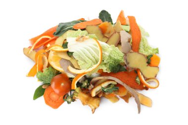 Beyaz arkaplanda gübreleme için organik atık yığını, üst görünüm