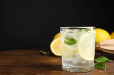 Ahşap masada camdan yapılmış taze limonata. Metin için boşluk