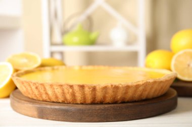 Beyaz ahşap masada nefis ev yapımı limonlu turta.