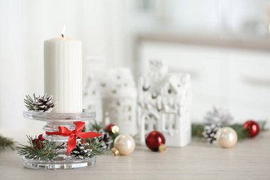 Odadaki masada cam şamdanlı Noel kompozisyonu. Metin için boşluk