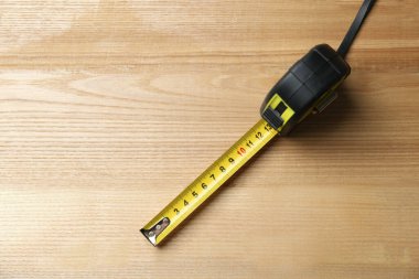 Tahta arka planda bant ölçüsü, üst görüş. Yapı aracı