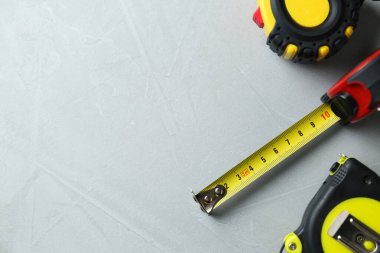 Açık gri arka planda şeritler düzdür. Metin için boşluk