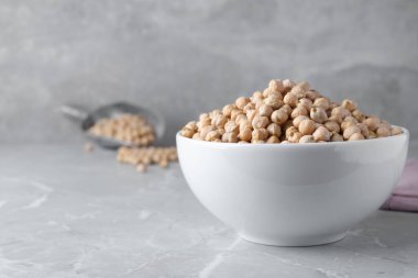 Açık gri masada nohutlar, metin için boşluk.