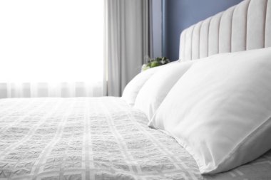 Yumuşak yastıklı rahat bir yatak, yakın çekim.