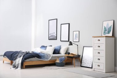 Odasında şık çarşaflar olan büyük bir yatak.