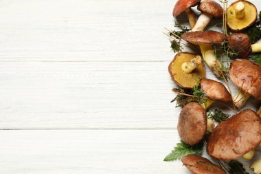 Boletus mantarı ve kekik beyaz ahşap masada, düz yerde. Metin için boşluk