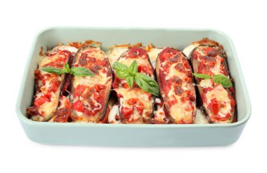 Fırında patlıcan, domatesli, peynirli ve fesleğenli.