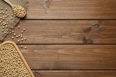 Ahşap masada bulaşık takımlı soya fasulyesi, düz. Metin için boşluk