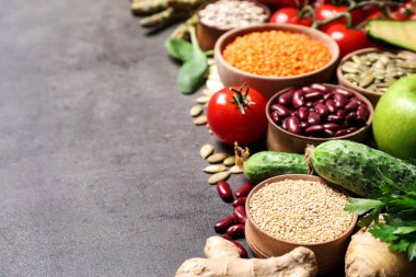 Taze sebzeler, meyveler ve tohumlar gri masada, metin için boşluk