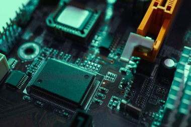 Arka plan olarak bilgisayar ana kartı, yakın plan. Elektronik aygıt