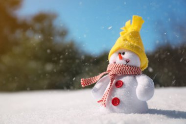 Kışın açık havada sevimli, küçük bir kardan adam, metin için yer.