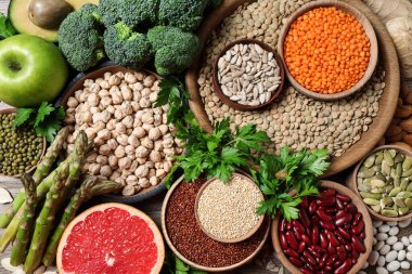 Taze sebzeler, meyveler ve tohumlar ahşap masada, düzlük