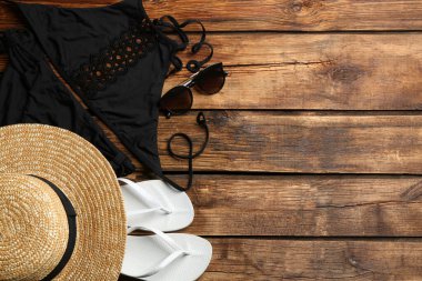 Plaj aksesuarları ahşap masada, düz yerde. Metin için boşluk