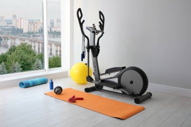 Eliptik makine çapraz çalıştırıcı ve içeride fitness ekipmanı