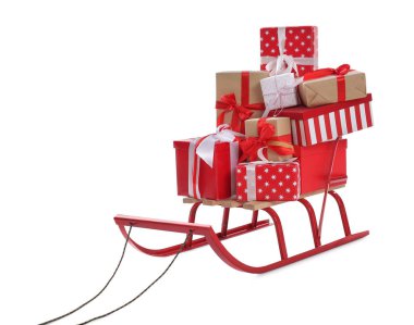 Beyaz arkaplanda hediye kutularıyla kızak