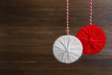 Ahşap zemin üzerinde geleneksel martisor, metin için alan. Bahar kutlaması başlıyor.