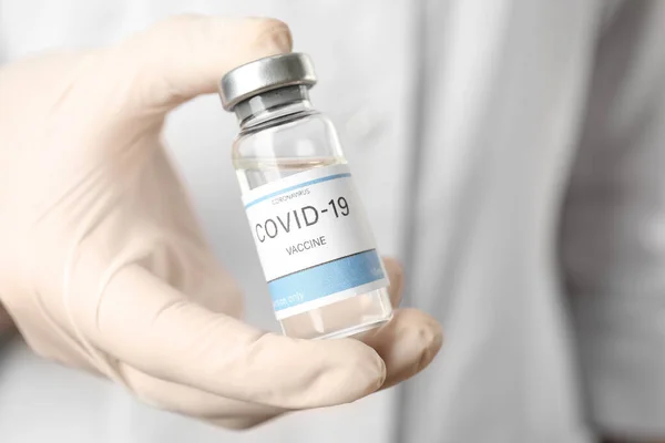 Dokter Memegang Botol Dengan Vaksin Melawan Covid Closeup — Stok Foto