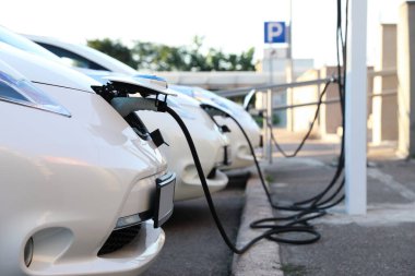 Dışarıdaki istasyondan modern elektrikli arabaları şarj ediyor.
