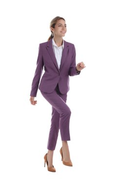 Beyaz arka planda yürüyen iş kadını. Kariyer basamağı