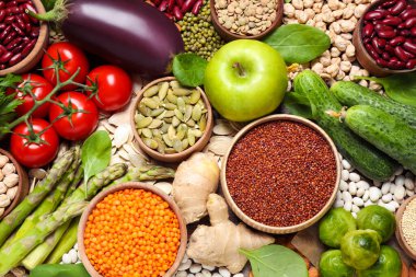 Arka plan olarak farklı sebzeler, tohumlar ve meyveler, yakın plan. Sağlıklı beslenme
