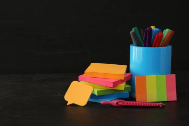 Tahtanın yanındaki taş masada farklı okul kırtasiyesi, mesaj için yer var. Okula geri dön.