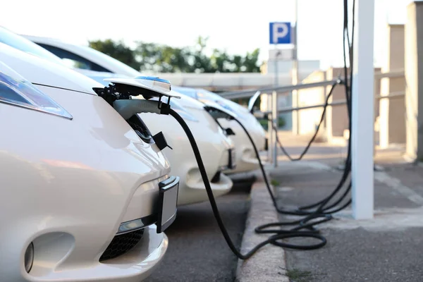 Carga Coches Eléctricos Modernos Desde Estación Aire Libre —  Fotos de Stock