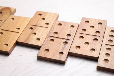 Domino taşları beyaz ahşap masada, yakın plan.