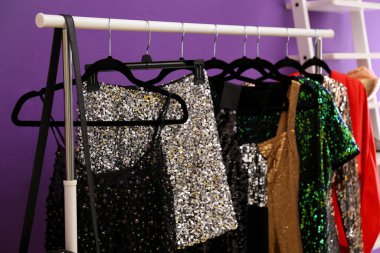 İçerideki güzel şenlik kıyafetleriyle dolup taşın.