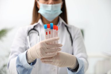 Klinikte DNA testi için pamuklu çubuklar tutan doktor, yakın plan.