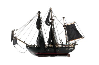 Güzel küçük gemi modeli beyaza izole edilmiş.