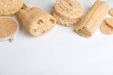 Beyaz arka planda doğal duş lifleri.