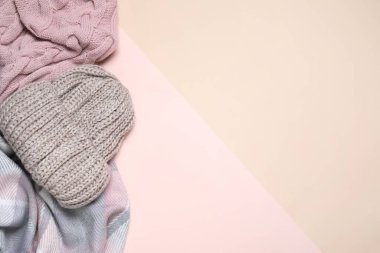 Şık bir süveter, atkı ve arka planda şapka, düz yatış. Metin için boşluk